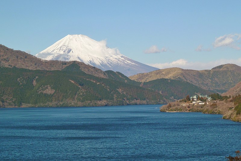 「疎林の広場」から見た芦ノ湖、箱根外輪山、富士山