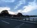 210522増水した桂川を見ながら渡月橋を渡る