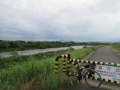 210703上狛側堤防の車止めと増水した木津川