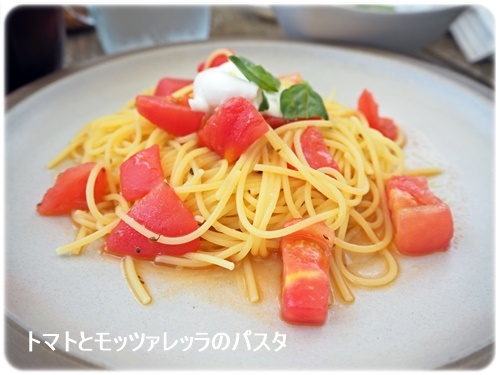 トマトとモッツレラのパスタ