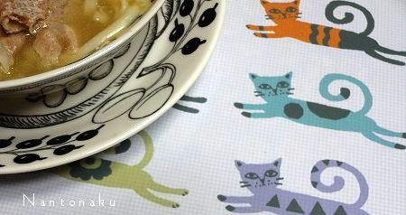 Nantonaku ランチョンマットは自分で作る　猫の絵も描く