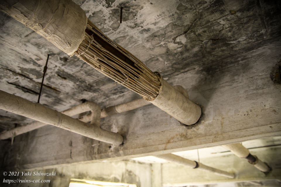 廊下の天井に取り付けられたセントラルヒーティング用の導水管（松尾鉱山 緑ヶ丘アパート）