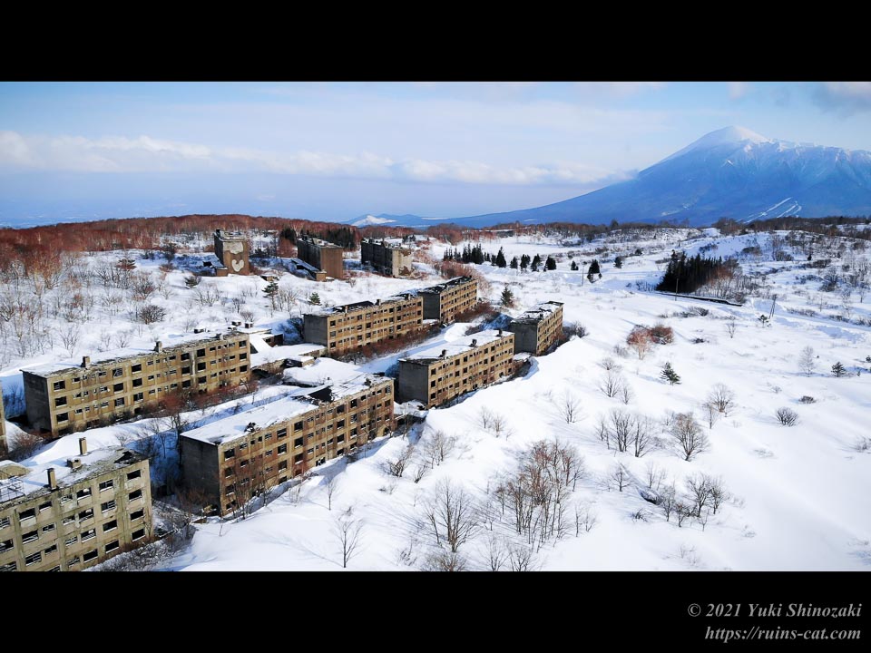 冬の緑ヶ丘アパートと岩手山（空撮）