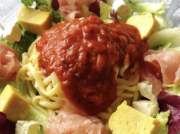 リングイネ調理例　小さなパスタ屋マカロニの冷製パスタのトマトソース使用。