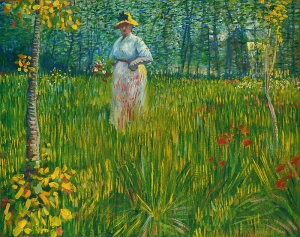 庭を歩く女性
