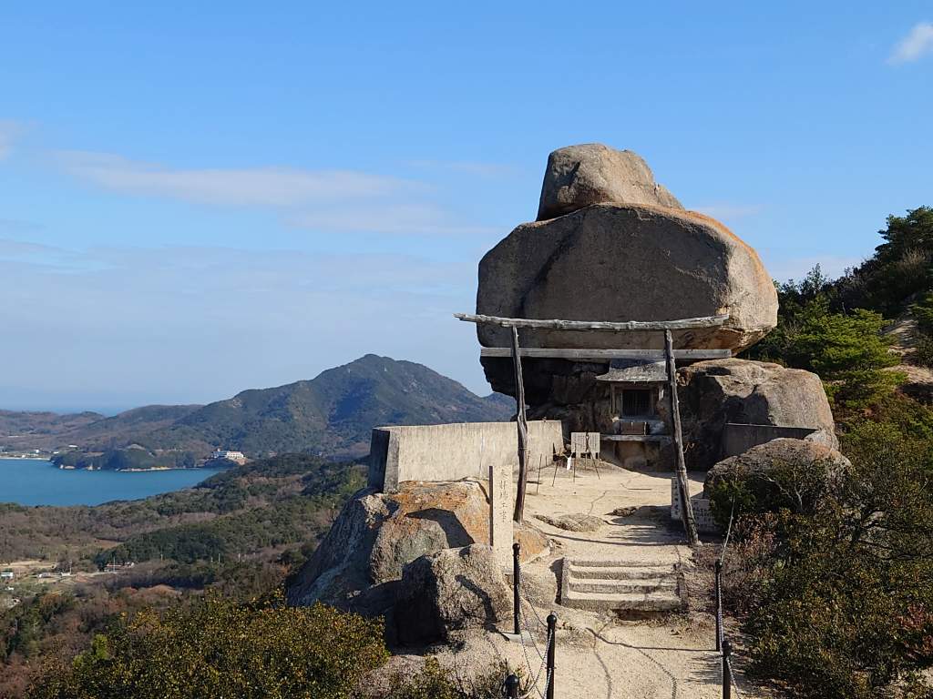 「重ね岩(香川県小豆島)」落ちそうで落ちない岩!!急な石段と断崖絶壁の先にある絶景パワースポット